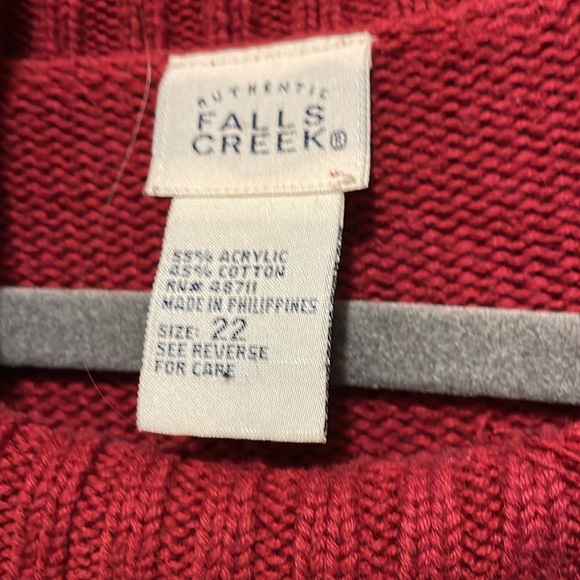 Woman’s sweater.                   201 - Picture 2 of 6